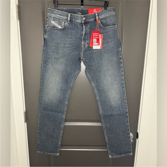 🔥🔥🔥 NWT DIESEL D-SARK Jeans | 36x32 | Mid-Blue Wash | Slim Straight | Designer! - Picture 1 of 15